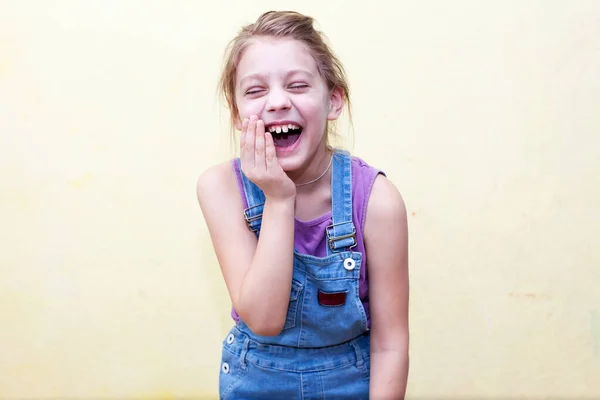 Klein Kind Meisje Poseren Bij Studio Perfect Emotioneel Portret Mode — Stockfoto