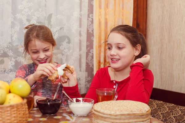 Ritratto Due Graziose Sorelline Tavola Con Pancake Che Celebrano Shrovetide — Foto Stock