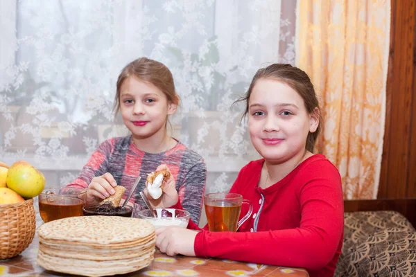 Chicas Rusas Mesa Con Panqueques Crema Agria Mermelada Beber —  Fotos de Stock