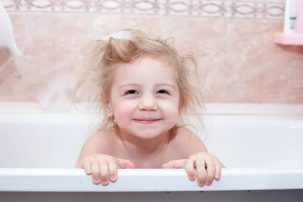 Baby Badet Und Lächelt Schaumbad — Stockfoto