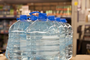 Dükkanda plastik şişe maden suyu yakın plan.