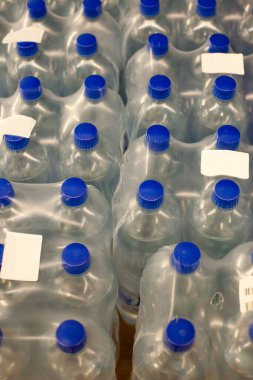 Market raflarında satılık şişelerde saf su. 