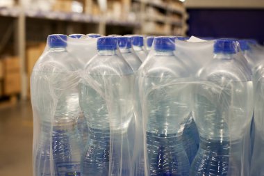 Dükkanda plastik şişe maden suyu yakın plan.