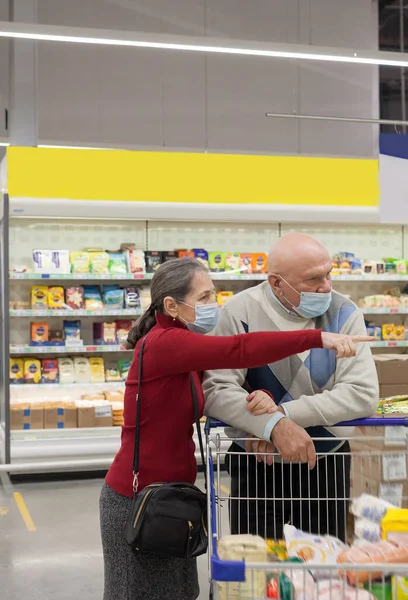 Pareja Mayor Con Máscaras Protectoras Eligiendo Productos Supermercado — Foto de Stock