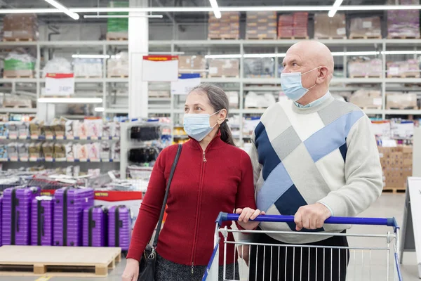 Pareja Mayor Con Máscaras Protectoras Eligiendo Productos Supermercado — Foto de Stock