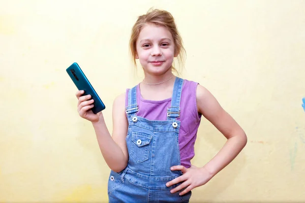 Meisje Jaar Oud Met Smartphone Gele Achtergrond — Stockfoto