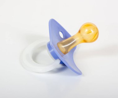 Beyaz arkaplanda emzik fotoğrafı 