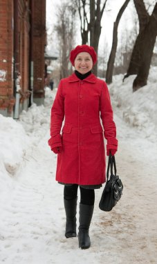 Sokakta kışın giyinmiş güzel olgun bir kadın.