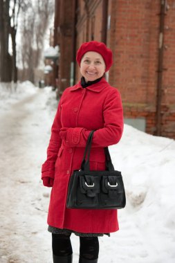 Rüzgarlı, zarif, olgun bir bayan kasabada dolaşıyor.