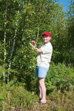 Korulukta bir adam hamam için huş ağacı besoms