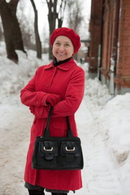  Kış günü paltolu zarif son sınıf hanımının portresi.