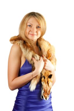 Tilki kürklü kestane rengi güzel bir manken portresi.  