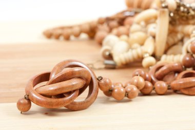 Kahverengi ahşap boncuklar