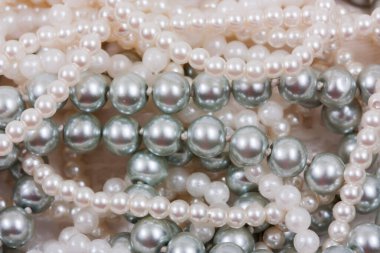 Beyaz dantelli bir kolye