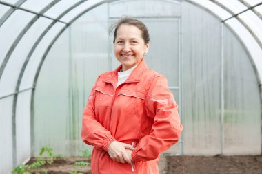 Bahçe serasında güzel bir kadın bahçıvan 