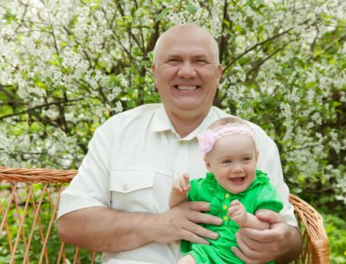 Büyükbaba ve torunu bahar günü dışarıda.