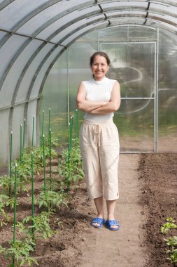 Serada duran mutlu olgun kadın 