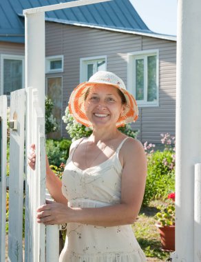 Güzel bir kadın bir ülkenin kapısında duruyor.