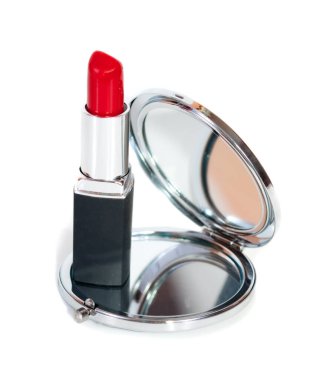 Beyaz arka planda güzel bir kozmetik ayna ve ruj.