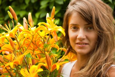 Elinde zambak buketi olan bir kadın