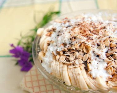 Muzlu tatlı salata ve yoğurt ve tarçınlı granola.