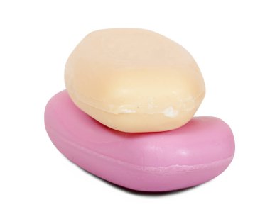 Beyaz arka planda izole edilmiş iki sabun parçası.