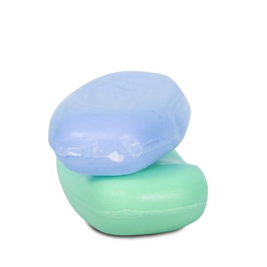 Beyaz arka planda iki kalıp sabun.