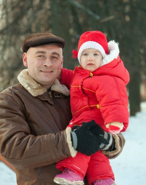 Mutlu baba-kız oyun bahçesinde oynuyorlar