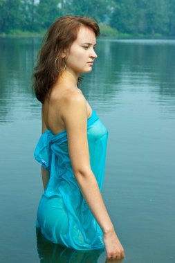 Yaz günü nehirde seksi esmer kız.