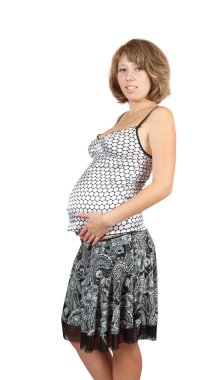 Güzel bir genç kadının portresi hamile karnını tutuyor, beyazın üzerinde gülümsüyor.