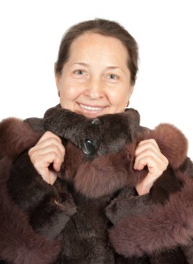   Kürklü kışlık ceket giyen olgun bir kadın. 