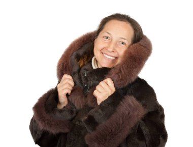 Kış kıyafetleri içinde olgun bir kadın. Kırpma yolu ile izole edilmiş