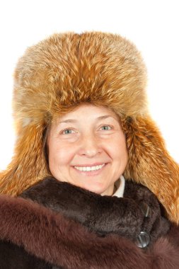 Kış kıyafetleri içinde olgun bir kadın. Kırpma yolu ile izole edilmiş