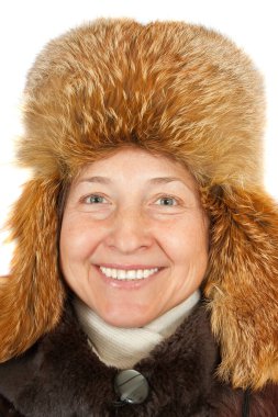 Kış kıyafetleri içinde olgun bir kadın. Kırpma yolu ile izole edilmiş