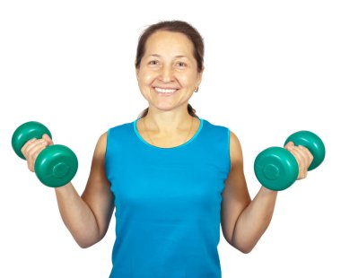 Yeşil dambıl kullanan bir kadın. Beyazda izole edilmiş