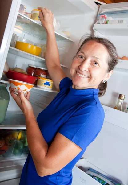 Зрелая Женщина Ищет Холодильнике Дома — стоковое фото