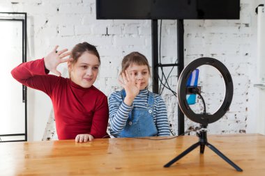 blog yazma, teknoloji ve insan konsepti - mutlu gülümseyen kız blogcusu evde video kaydediyor