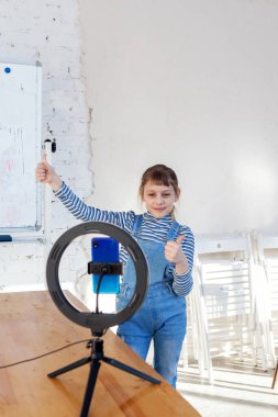 blog yazma, teknoloji ve insan konsepti - mutlu gülümseyen kız blogcu- kamera kaydı ve el sallama ile evde