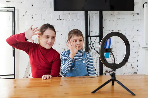 blog yazma, teknoloji ve insan konsepti - mutlu gülümseyen kız blogcusu evde video kaydediyor