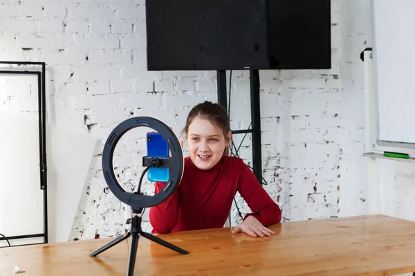 blog yazma, teknoloji ve insan konsepti - video kaydı ile gülümseyen kız blogcu 