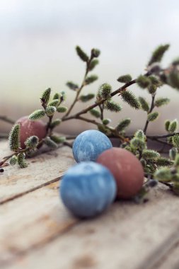 Ahşap arka planda renkli yumurta boyalı Paskalya