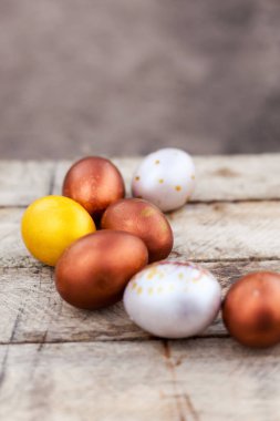 Ahşap arka planda renkli Paskalya yumurtaları.