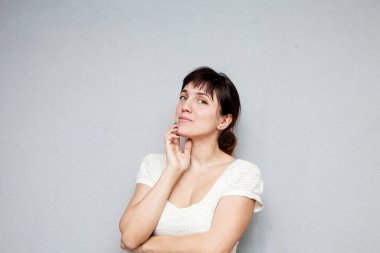 Beyaz elbiseli güzel bir kızın portresi