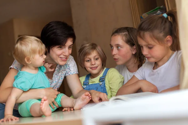 열성적 자녀들은 어머니와 식탁에서 읽는다 — 스톡 사진