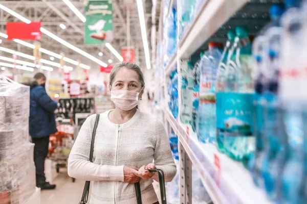 Cliente Femenina Senior Con Cesta Compra Supermercado Con Máscara Médica — Foto de Stock