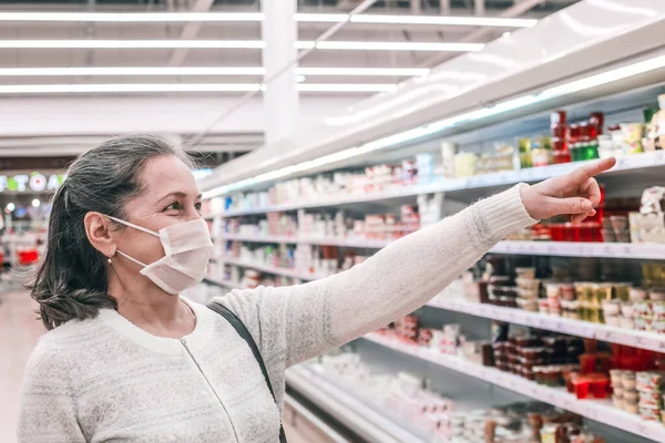 Mujer Con Máscara Facial Compras Elección Productos Supermercado Personas Mayores — Foto de Stock