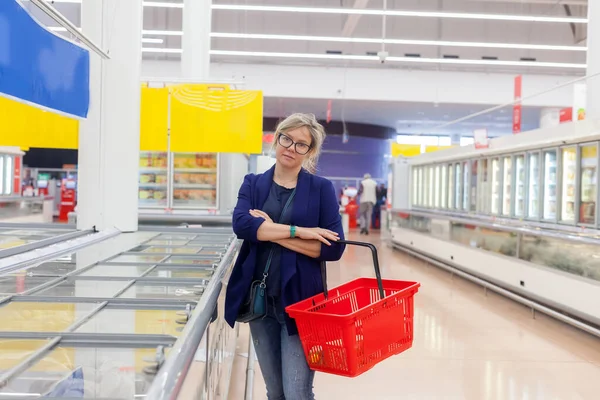 Mulher Com Óculos Compras Supermercado Escolhendo Alimentos Congelados Perto Frigoríficos — Fotografia de Stock