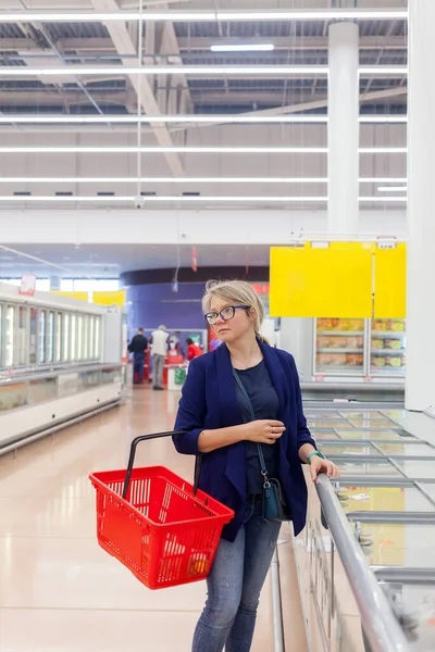 Woman Glasses Shopping Supermarket Choosing Frozen Food Refrigerators — Foto de Stock