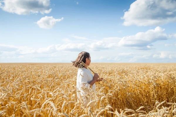 Reife Frau Weißen Kleid Getreidefeld Einem Sommertag — Stockfoto