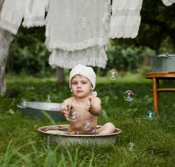 Menina Três Anos Idade Lavando Bacia Grama Pomar Maçã Aldeia — Fotografia de Stock